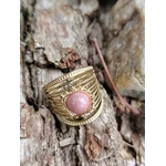 Bague ajustable dorée avec cabochon rose, bijou féminin en acier inoxydable pour élégance et douceur au quotidien.