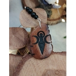 Pendentif bois Gaïa avec perles de tourmaline noire près de champignons décoratifs, bijou de rétroviseur aux accents naturels.
