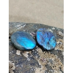 Galets de labradorite polie sur roche naturelle, reflets bleus lumineux pour protection douce et clarté intérieure.