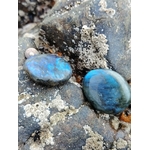 Labradorite polie sur décor minéral, reflets bleu profond et gris fumé pour protection symbolique et calme mental.