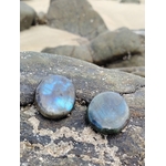 Gros plan sur un galet de labradorite, éclat irisé bleu vert et texture naturelle pour accompagner l’intuition.