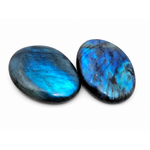 Galets de labradorite détourés sur fond blanc, surface polie et labradorescence bleue pour une fiche produit claire.