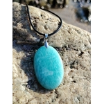 Pendentif en Amazonite du Pérou sur pierre côtière, reflets bleu lagon pour sérénité et soutien dans les transitions.