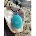 Bijou Amazonite présenté dans un coquillage naturel, pendentif bleu-vert pour harmonie du cœur et parole apaisée.