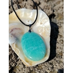 Amazonite ovale sur coquille nacrée, pendentif naturel aux nuances turquoise pour expression douce et recentrage.