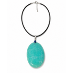 Pendentif Amazonite ovale détouré sur fond blanc, pierre naturelle du Pérou avec bélière argentée et cordon de présentation.