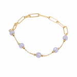Bracelet doré acier inoxydable détouré sur fond blanc, maillons ovales et perles violettes au style raffiné.