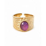 Bague dorée ajustable Améthyste détourée sur fond blanc, large anneau texturé en acier inoxydable et cabochon violet.