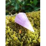 Gros plan du pendule Améthyste sur mousse verte, pointe facettée violette pour apaisement et pratiques énergétiques.