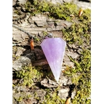 Pendule en Améthyste sur écorce moussue, pierre lilas lumineuse pour méditation, sérénité et écoute intuitive.