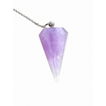 Pendule Améthyste détouré sur fond blanc, chaîne argentée et pointe mauve pour divination douce et clarté intérieure.
