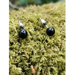 Boucles d’oreilles puces Obsidienne noire 6 mm sur mousse en Bretagne, inox 304 brillant pour ancrage et protection symbolique.