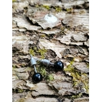 Boucles d’oreilles puces Obsidienne noire posées sur écorce moussue, pierre noire polie associée au recentrage et à l’ancrage.