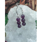 Boucles d’oreilles Améthyste création Magic Gaïa en acier inoxydable, trois perles violettes pour clarté et douceur intérieure.