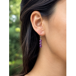 Boucles d’oreilles Améthyste portées à l’oreille, création Magic Gaïa en inox avec perles violettes pour intuition et calme.
