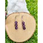 Boucles d’oreilles Améthyste création Magic Gaïa sur tranche de bois, quartz blanc et herbe verte, intuition et sérénité.