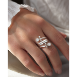 Bague argentée motif Ankh stylisé portée à la main, acier inoxydable lumineux et strass goutte pour force de vie.