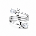 Bague croix de vie stylisée en acier inoxydable argenté sur fond blanc, strass transparents au style mystique et élégant.