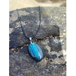 Pendentif Labradorite bleue sur pierre marine en Bretagne, cordon noir et bélière argentée pour harmonie subtile.