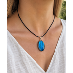 Pendentif Labradorite bleue porté sur cordon noir, bijou ovale lumineux pour équilibre intérieur et discernement.
