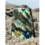 Labradorite forme libre sur rocher côtier en Bretagne, reflets turquoise et dorés pour bouclier énergétique et lucidité.