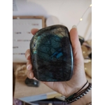 Forme libre Labradorite tenue en main, pièce massive aux reflets bleutés pour présence et équilibre intérieur.