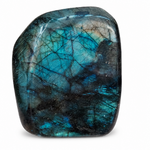 Forme libre Labradorite détourée sur fond blanc, pierre polie bleu vert de Madagascar pour clarté et protection douce.