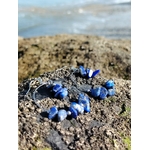 Création Magic Gaïa en Lapis-Lazuli posée sur roche bretonne, anneaux fins argentés et éclats bleus pour communication et clarté.