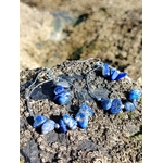 Bijou d’oreilles Lapis-Lazuli création Magic Gaïa photographié sur roche de bord de mer, bleu intense et esprit bohème naturel.