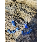 Détail des boucles Lapis-Lazuli Magic Gaïa sur rocher du littoral breton, perles chips naturelles aux reflets bleu profond.