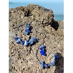 Boucles d’oreilles Lapis-Lazuli création Magic Gaïa sur rocher coquillé en bord de mer breton, pierres chips bleues irrégulières.