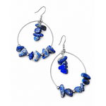 Boucles d’oreilles Lapis-Lazuli création Magic Gaïa sur fond blanc, chips bleus pour expression, confiance et intuition.