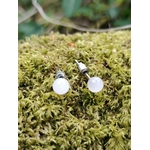 Boucles d’oreilles puces Quartz Rose inox 304 en décor naturel, perles rose pâle associées au réconfort et à l’équilibre émotionnel.