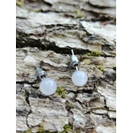 Boucles puces Quartz Rose inox 304 photographiées en décor naturel, petites perles roses pour calme et douceur du cœur.