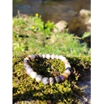 Bracelet en opale dendritique 6 mm sur fil élastique, pierre naturelle aux tons clairs et sombres pour stabilité, recentrage et connexion intuitive.