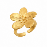 Bague fleur dorée réglable détourée sur fond blanc, anneau ouvert ajustable en acier inoxydable et finition or 18K au motif floral texturé.