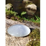 Sélénite polie en décor de mousse et d’eau, pierre blanche aux reflets soyeux pour ambiance bien-être et purification symbolique.