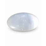 Galet de Sélénite ovale détouré sur fond blanc, surface nacrée et reflets laiteux pour un espace calme et harmonieux.
