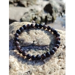 Bracelet en Obsidienne Argentée sur pierre claire au bord de l’eau, reflets gris argentés pour accompagner vérité intérieure et maîtrise de soi.