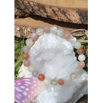 Bracelet Pierre de Lune beige multicolore autour d’une géode blanche, perles rosées, crème et grises associées à l’apaisement émotionnel.
