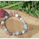 Bracelet Pierre de Lune beige multicolore en décor végétal, perles polies aux reflets clairs pour sensibilité, réconfort et harmonie personnelle.