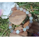 Bracelet pastel en pierre de lune beige multicolore avec décors naturels, perles rondes sur élastique pour tendresse, intuition et calme intérieur