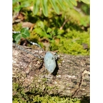 Pendentif pointe Labradorite sur bois moussu en forêt, pierre naturelle claire avec inclusions sombres, chaîne acier inoxydable argentée.