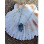 Pendentif Labradorite gris bleuté sur coquillage blanc, forme pointe et chaîne argentée pour un style minéral doux et protecteur.