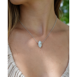Pendentif pointe Labradorite porté au cou, bijou en acier inoxydable avec pierre naturelle pâle associée à l’intuition et à la protection.