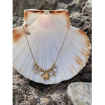 Collier doré cœur lune étoile sur coquillage entouré de rochers, bijou lumineux en acier inoxydable au style poétique et délicat.