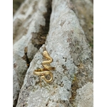 Bague serpent dorée ajustable sur bois clair nervuré, bijou acier inoxydable inspiré de la mue, du courage et de l’évolution.