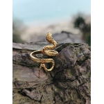 Bague serpent dorée ajustable en acier inoxydable posée sur écorce, bijou symbolique pour transformation, instinct et renouveau.