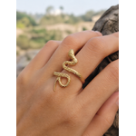 Bague serpent dorée portée au doigt en extérieur, anneau ajustable en acier inoxydable pour intuition et changement intérieur.