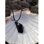 Obsidienne noire repolie en pendentif sur coquille Saint-Jacques, cordon noir et éclat vitreux pour ancrage symbolique.